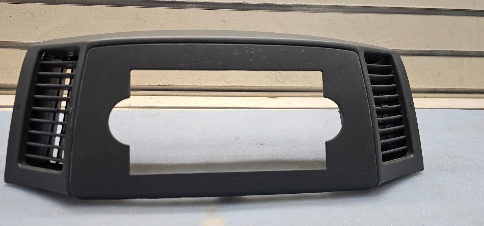 🔥05-07 Grand Cherokee Center Radio Dash Bezel Trim Panel Surround Balck B30