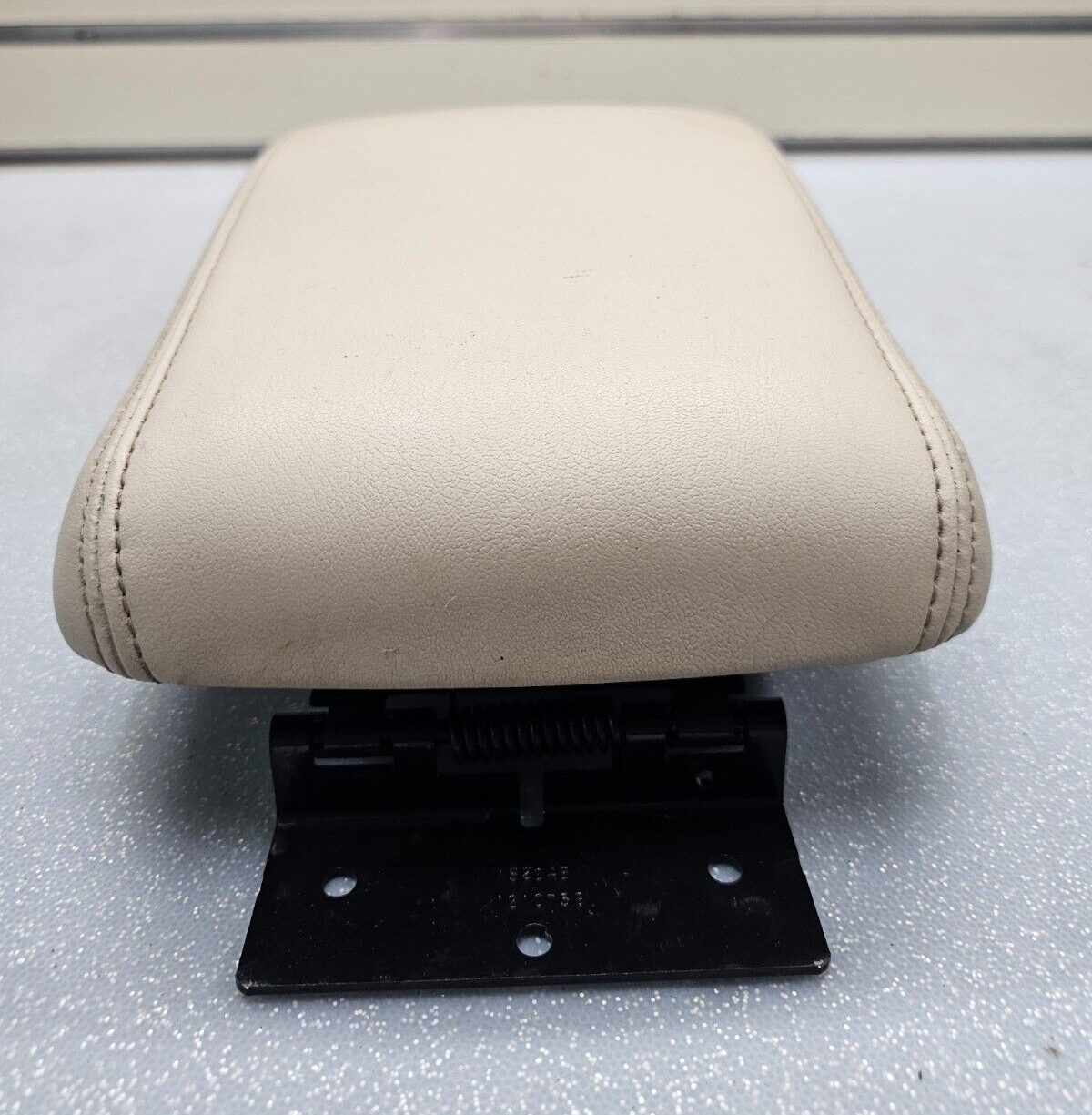 🔥05-09 Buick LaCrosse Allure Front Center Console Armrest Storage Box Lid Tan