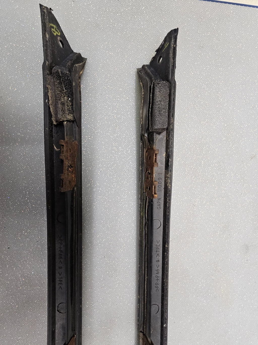 05-10CHRYSLER 300 CHARGER MAGNUM LEFT &RIGHT WINDSHIELD SRT8 SRT PILLAR MOLDING