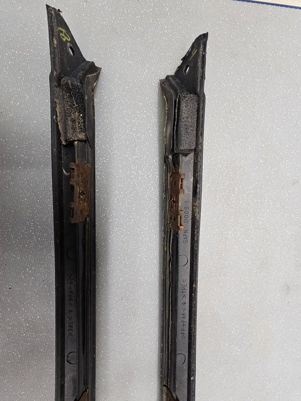 05-10CHRYSLER 300 CHARGER MAGNUM LEFT &RIGHT WINDSHIELD SRT8 SRT PILLAR MOLDING