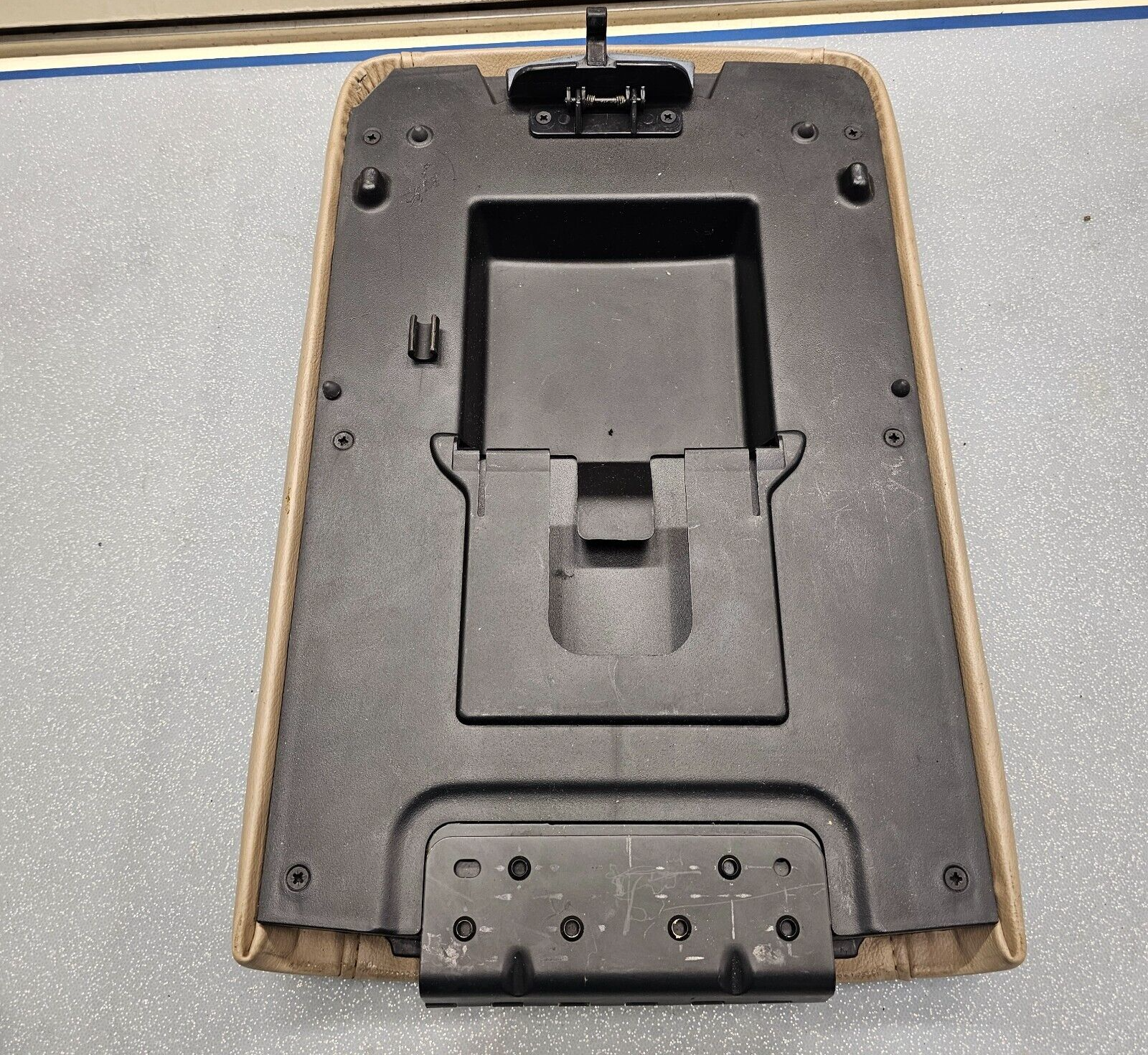 03-06 EXPEDITION Center Console Arm Rest Storage Cover Top Pad Lid Assembly TAN