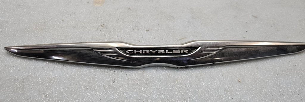 11-14 CHRYSLER 200 REAR TRUNK DECK DOOR EMBLEM BADGE LID NAMEPLATE LOGO MOLDING