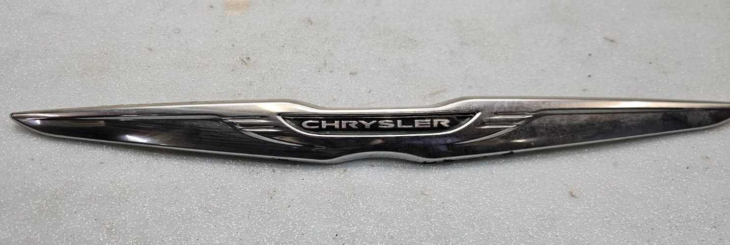 11-14 CHRYSLER 200 REAR TRUNK DECK DOOR EMBLEM BADGE LID NAMEPLATE LOGO MOLDING