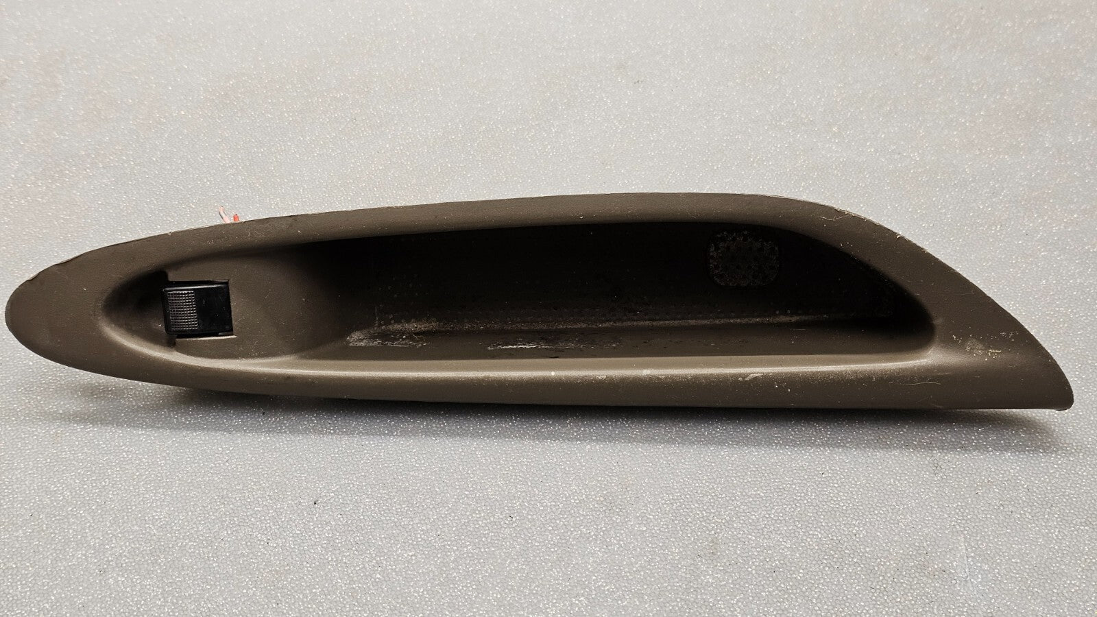 00-06 Mazda MPV Front Right Passenger Door Window Control Switch Bezel Trim Tan