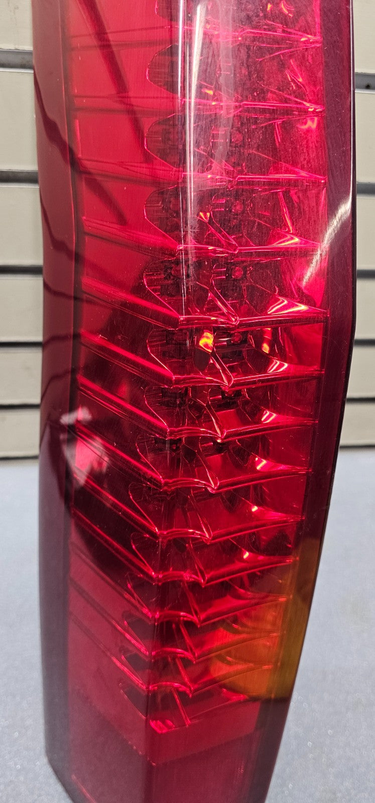 🔥04-09 CADILLAC SRX LEFT DRIVER MASTER REAR BRAKE TAIL STOP LIGHT LAMP ASSEMBLY