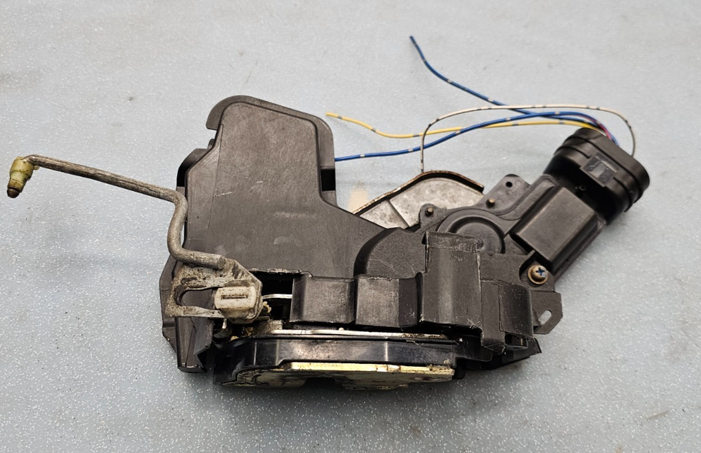 🔥97-01 Toyota Camry Front Right Side Power Door Lock Actuator Latch Assembly