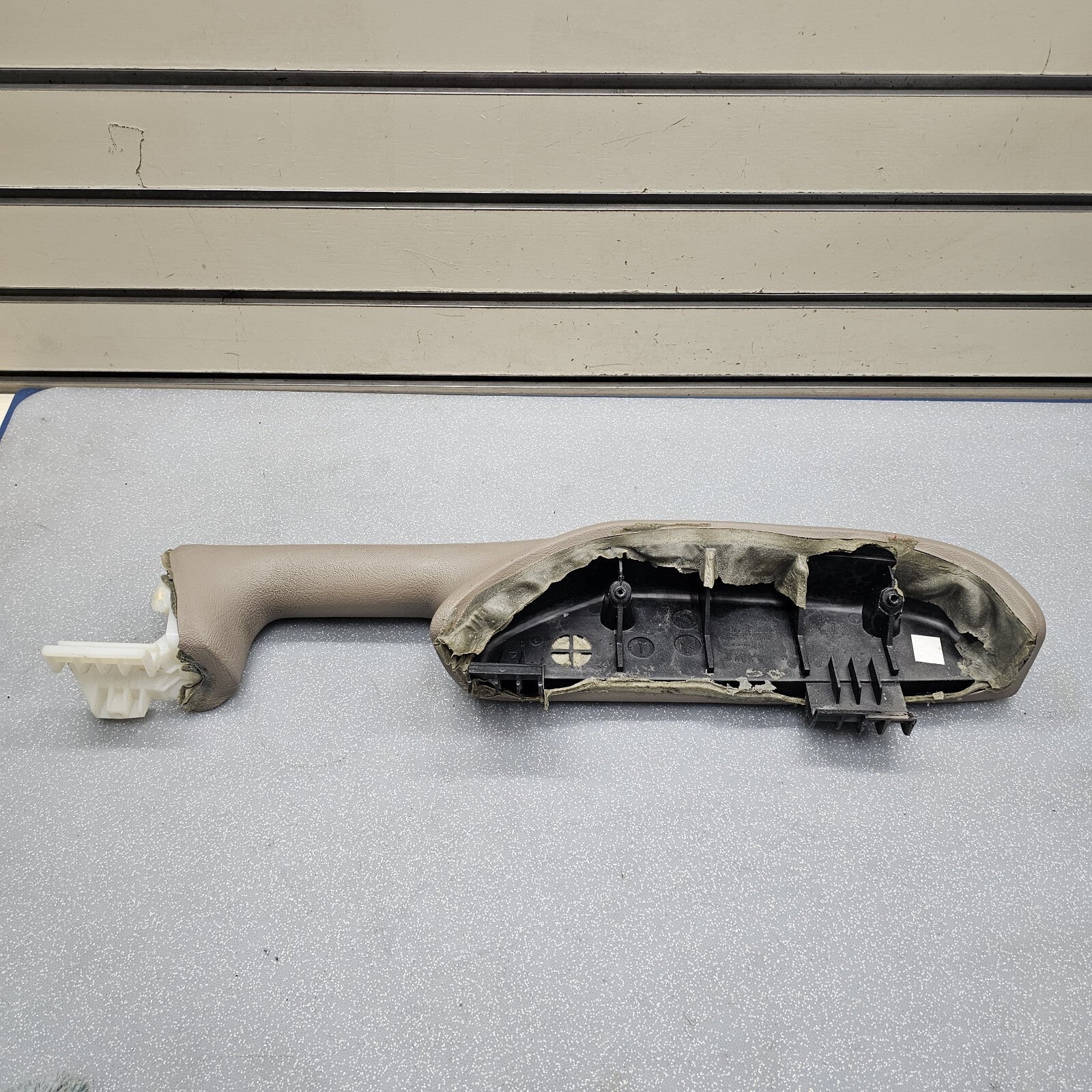 🔥2003-2006 Chevrolet GMC Silverado Tahoe Front Right Door Armrest Handle TAN H2