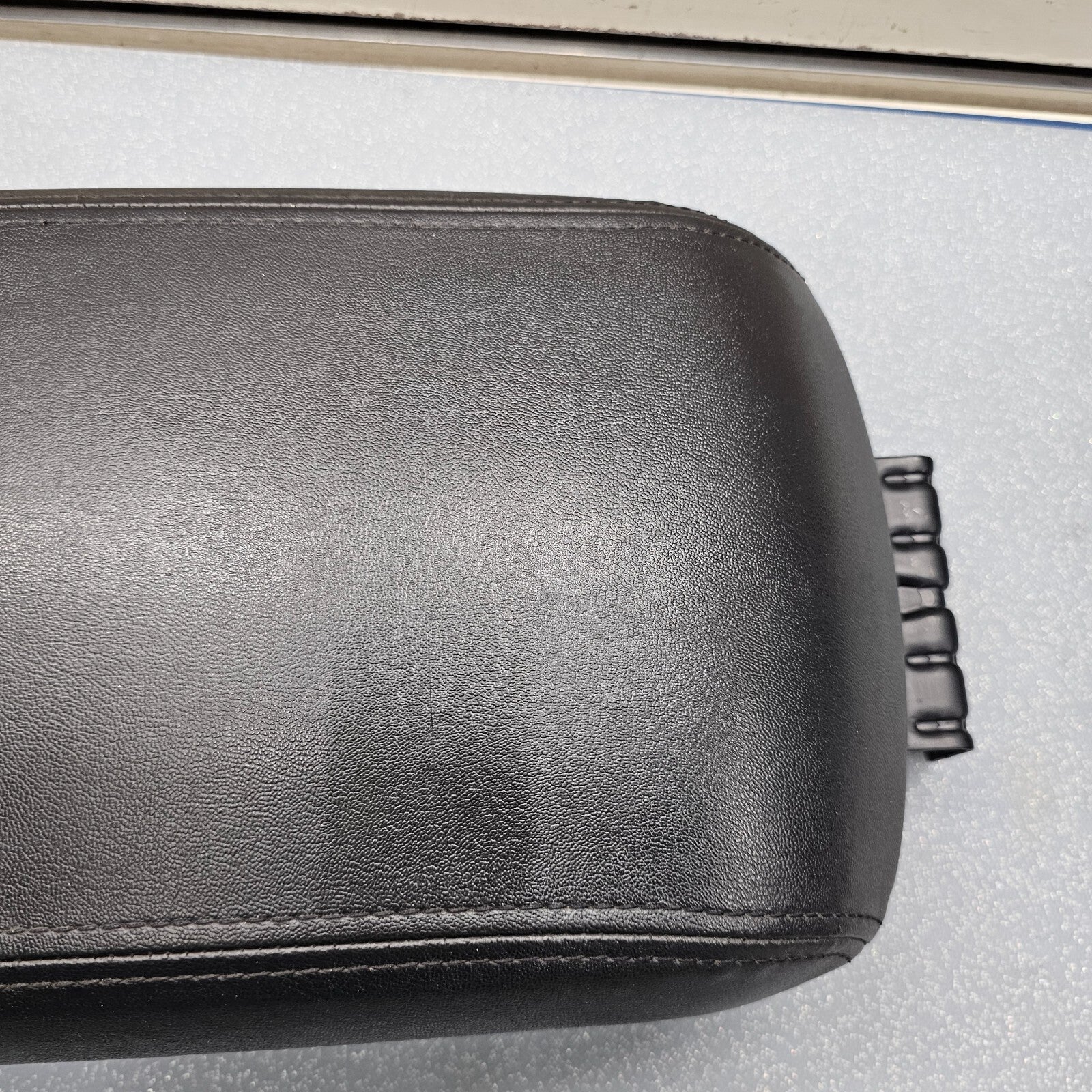 07-10 Lincoln MKX Console Lid Pull Cover Top Pad Leather Arm Rest Assembly Black