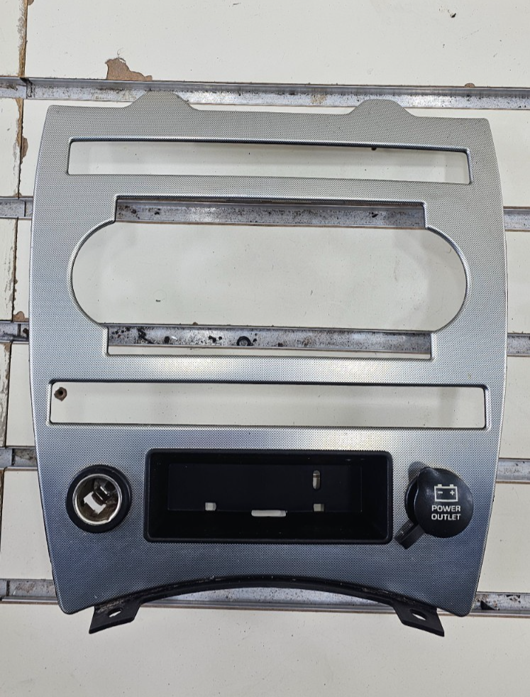 🔥05-07 JEEP GRAND CHEROKEE DASH PANEL RADIO SURROUND TRIM BEZEL SILVER OEM B70
