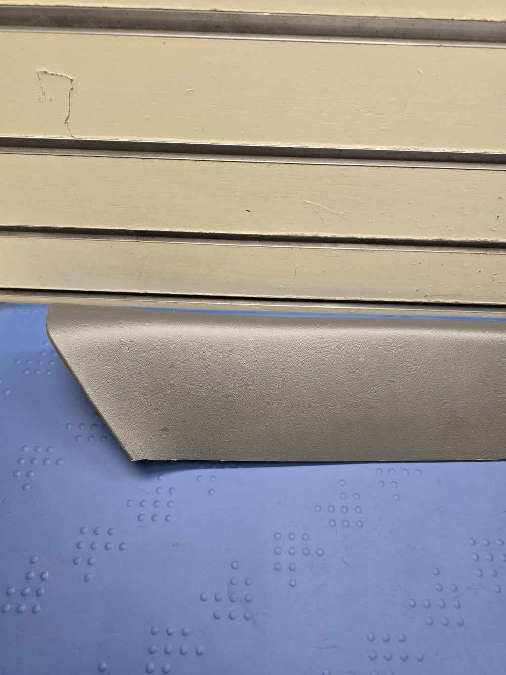 99-06 SILVERADO SIERRA Roof Molding A PILLAR Trim RIGHT Pass Speak DARK GRAY P3