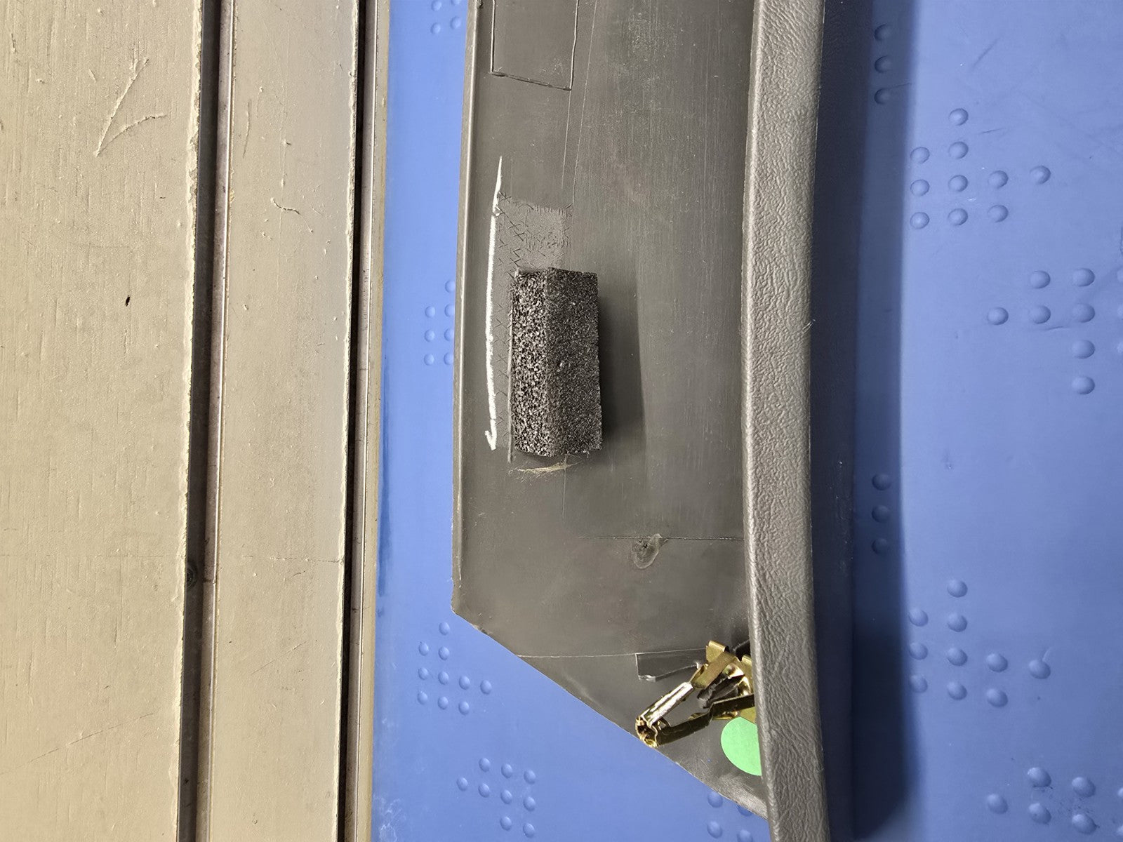 99-06 SILVERADO SIERRA Roof Molding A PILLAR Trim RIGHT Pass Speak DARK GRAY P3